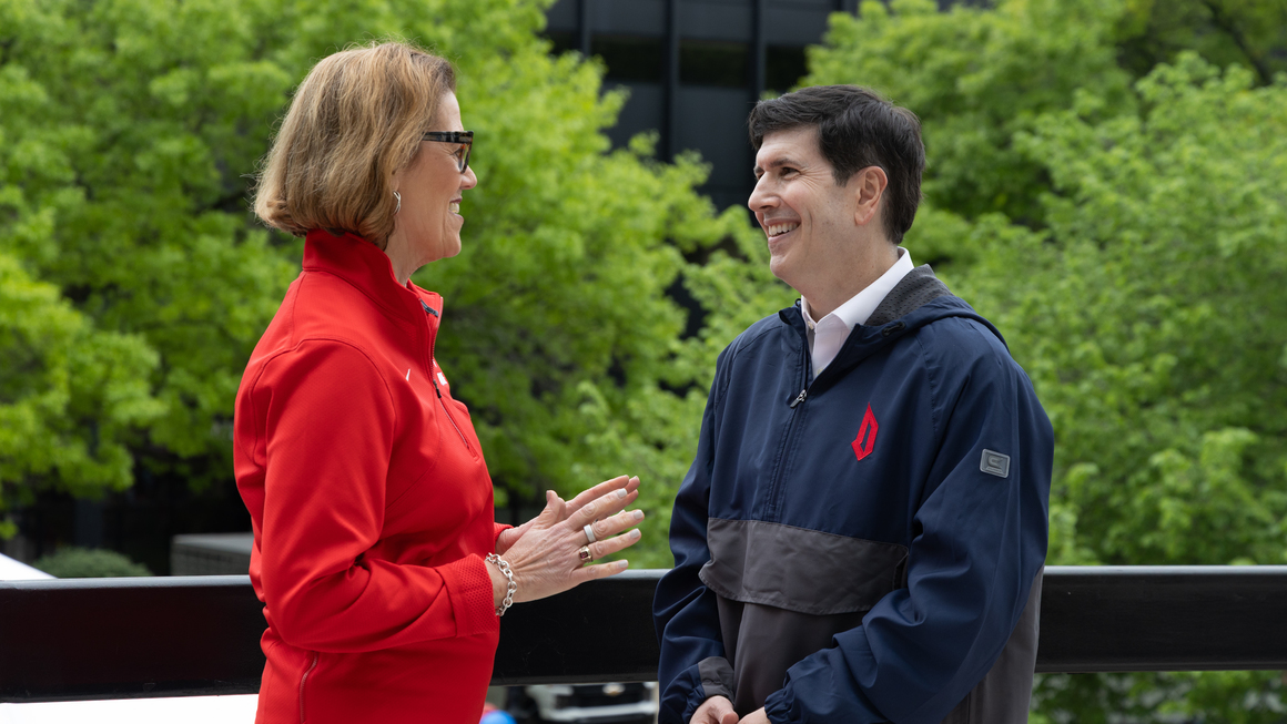 Dausey speaking with Diane Hupp af Fesitival on the Bluff.