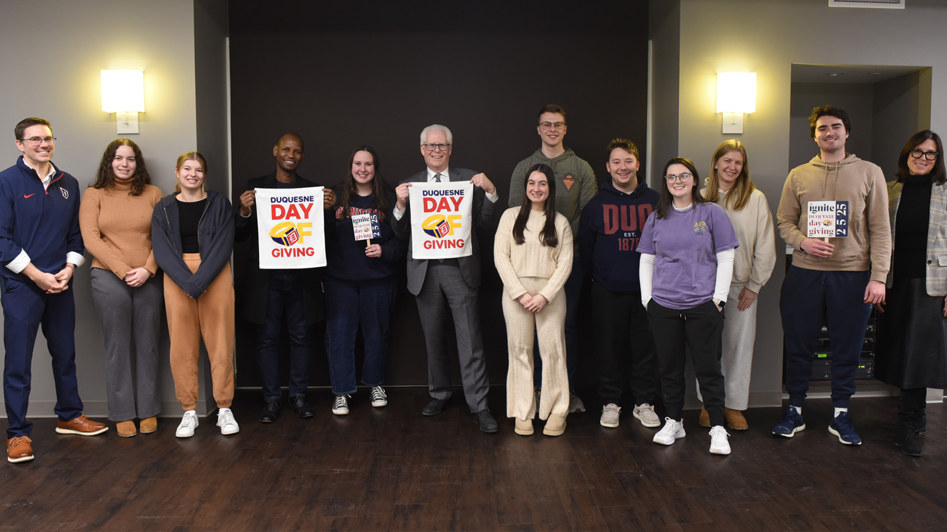 Dean McFarlin with the Student Advisory Council on the Day of Giving