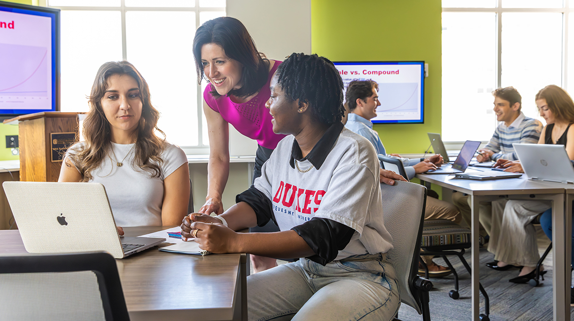 Students working with Rebecca Ellsworth, Assistant Dean for Academic Programs and Student Affairs.