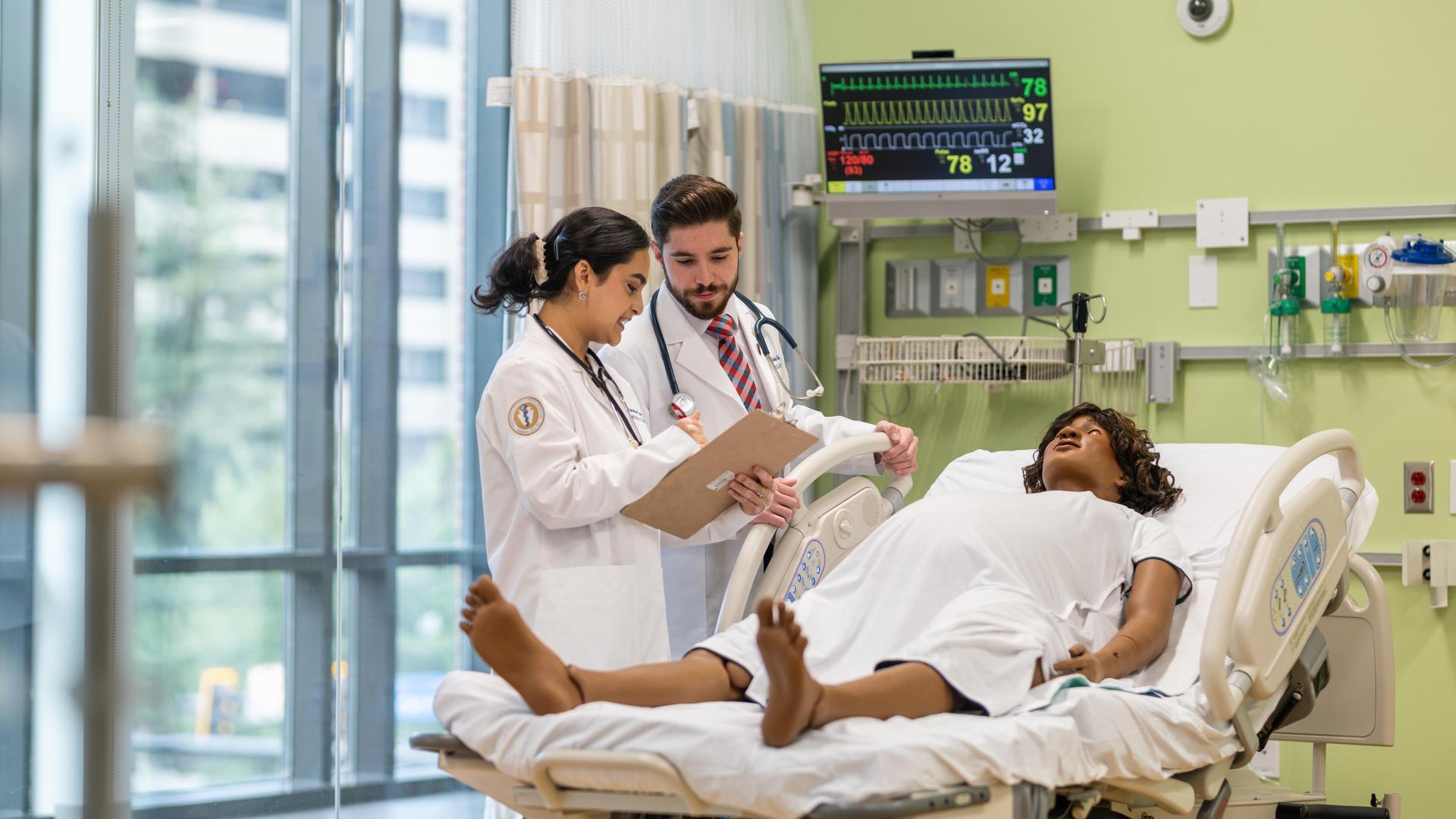 College of Medicine students work together in simulation Lab