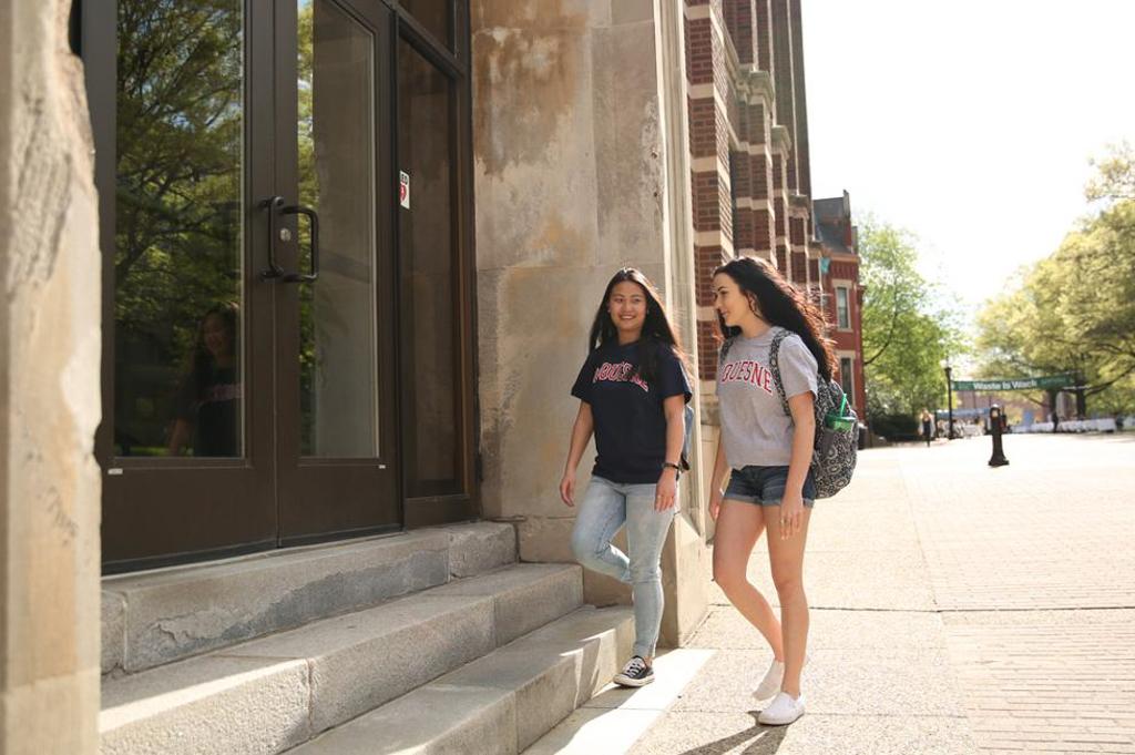 Admitted students walkng into campus building