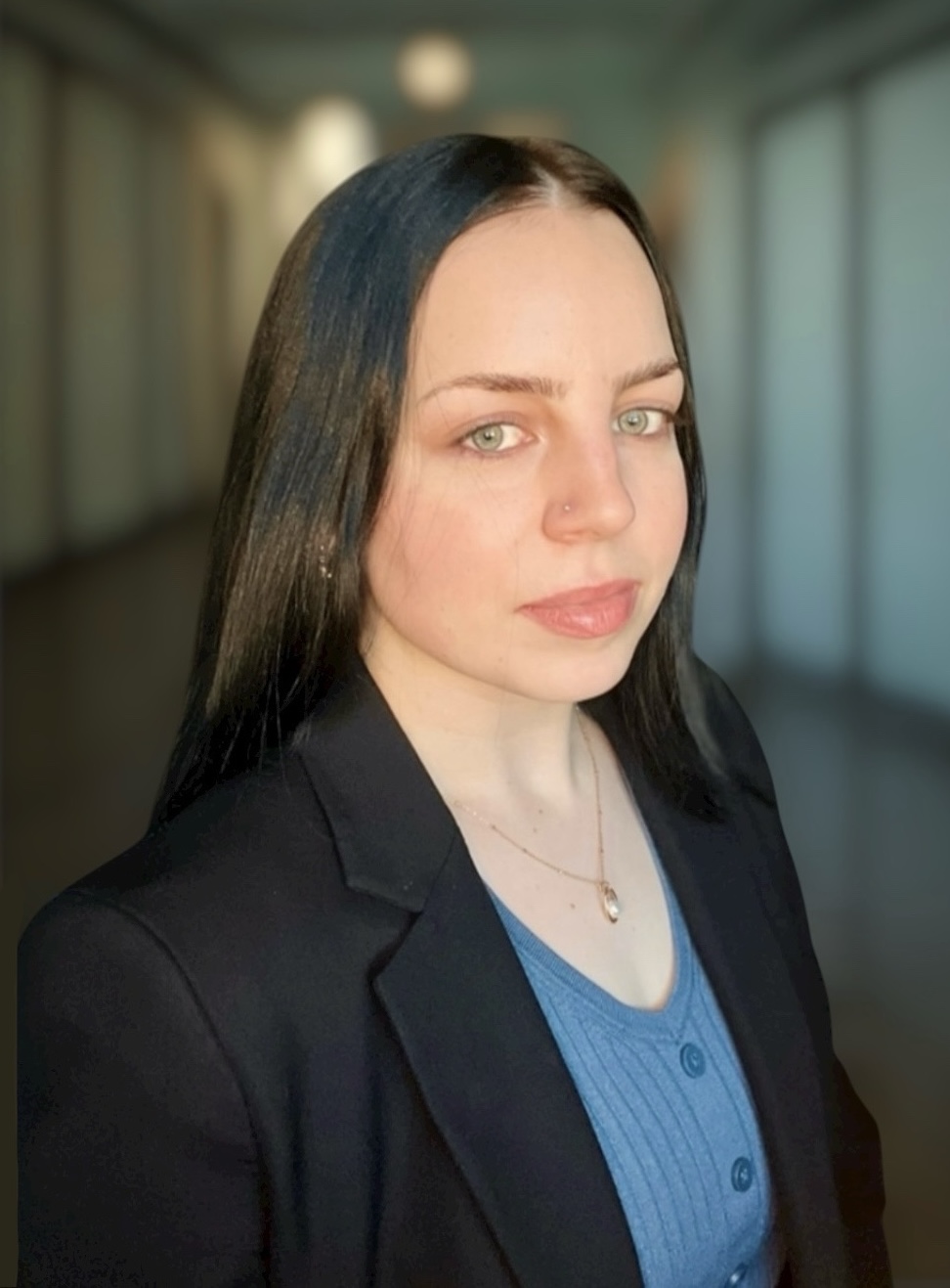 Extern Belle Chapman in business suit