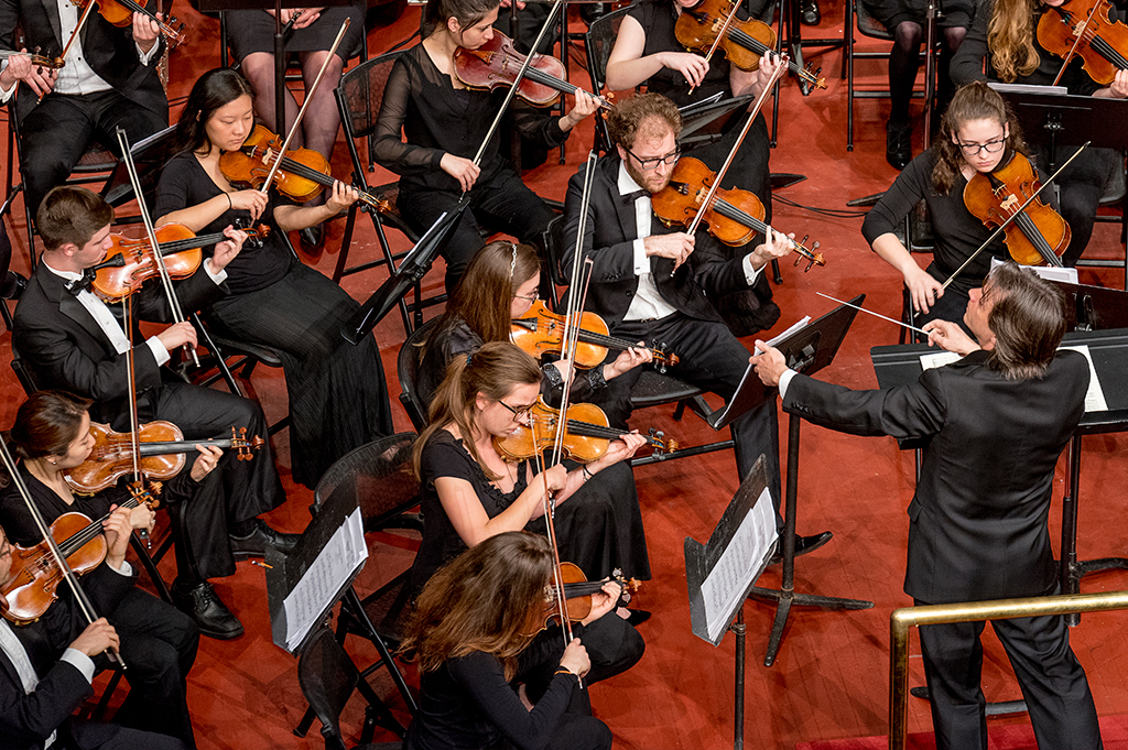 Daniel Meyer conducts the orchestra.