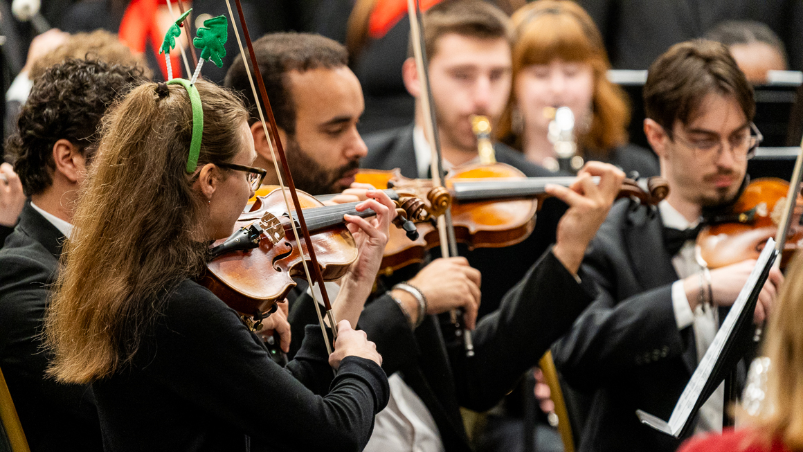 String players performing.