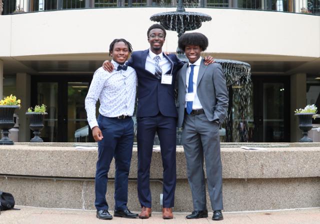 Freshman Bayer students pose for a picture prior to a presenting research on campus
