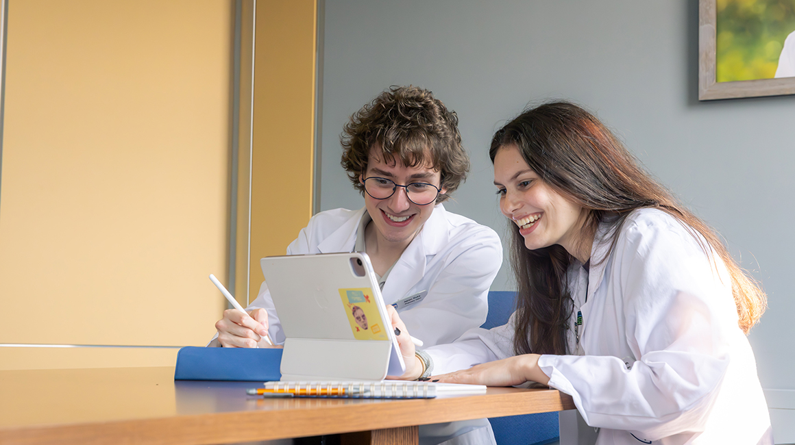 2 pharmacy students sutdying together