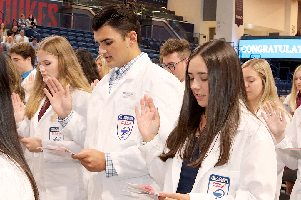 Student pharmacists reciting the Oath of a Pharmacist at the White Coat Ceremony