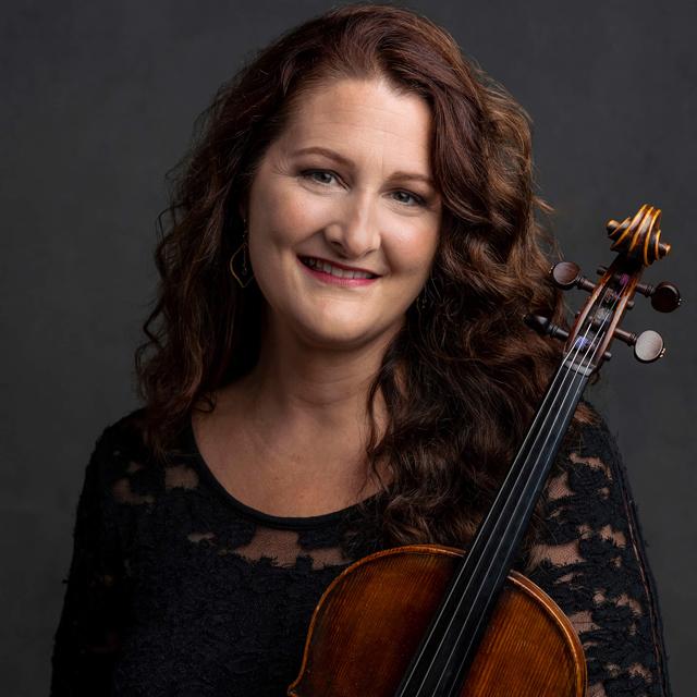 Marylène Gingras-Roy poses with viola in front of a gray background.