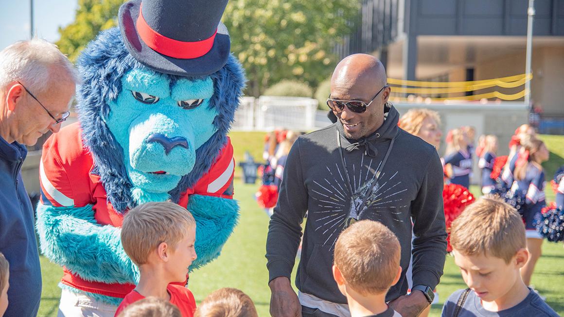 homecoming mascot, kids, santonio holmes