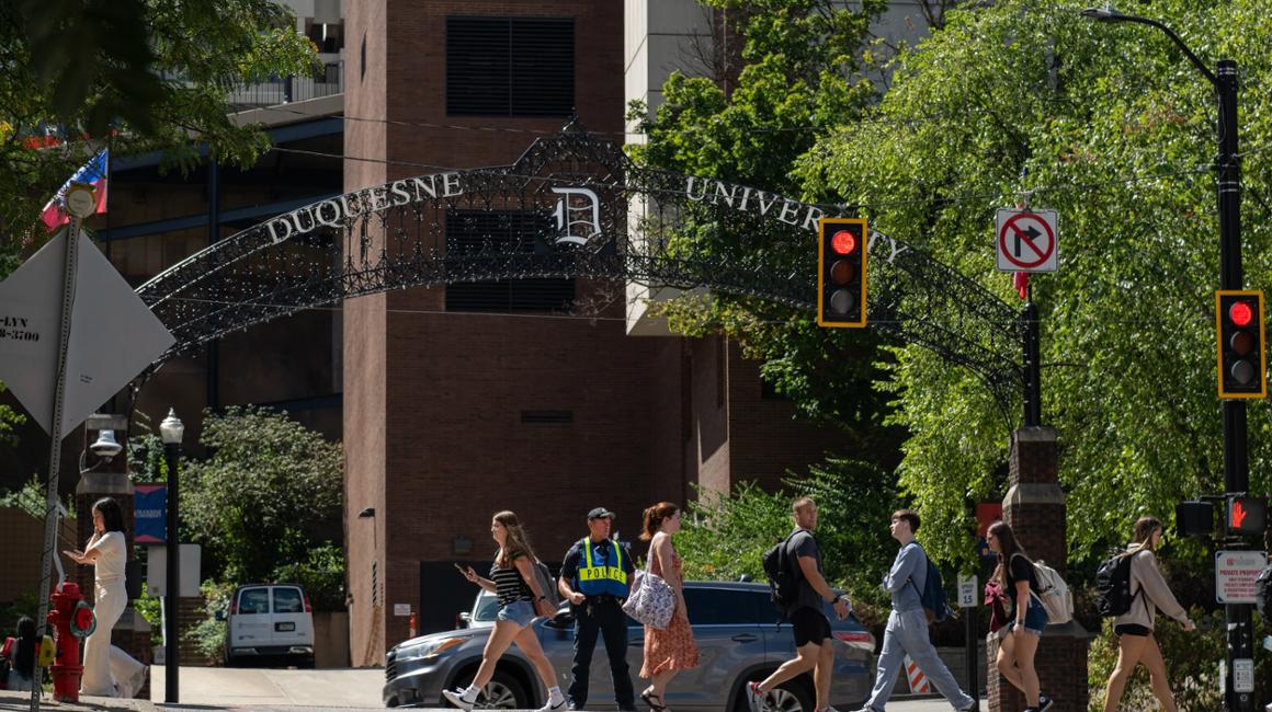 Students in crosswalk by Duquesne Archway